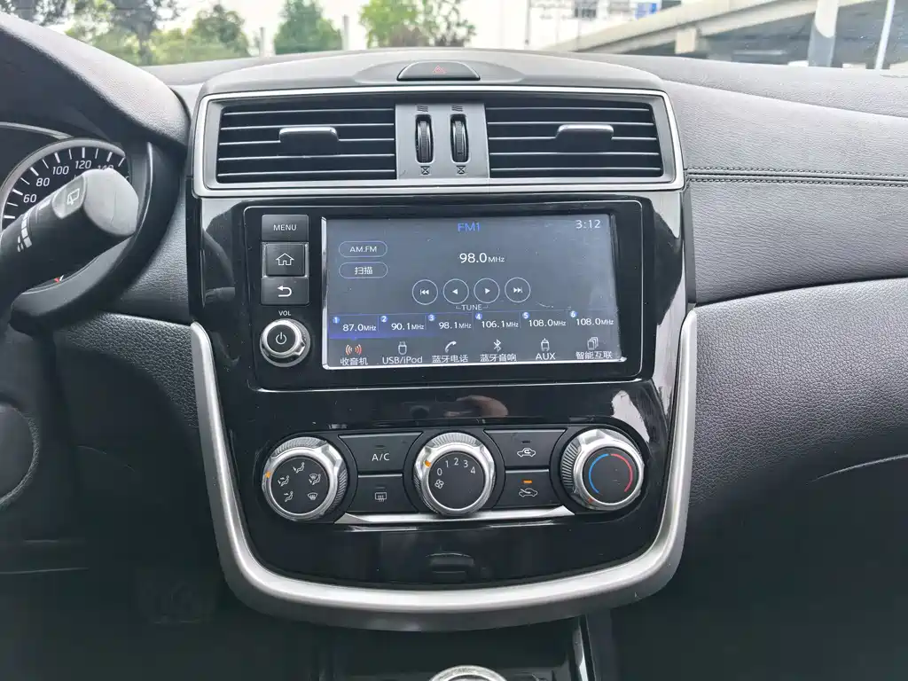 Nissan Tiida — фото 10