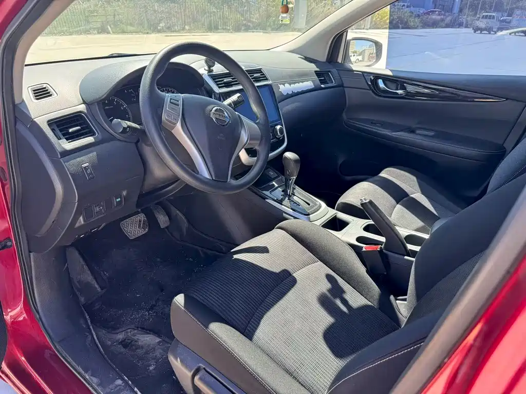 Nissan Tiida — фото 4