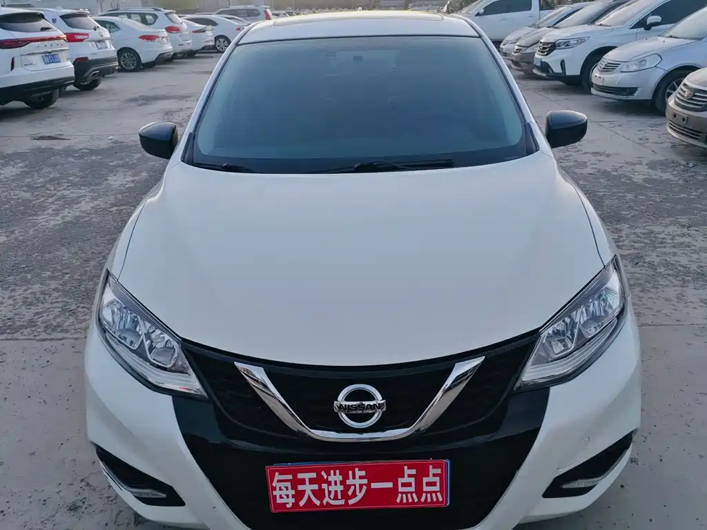 Nissan Tiida — фото 2