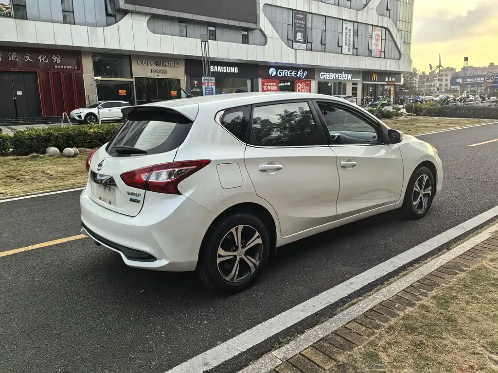 Nissan Tiida — фото 4