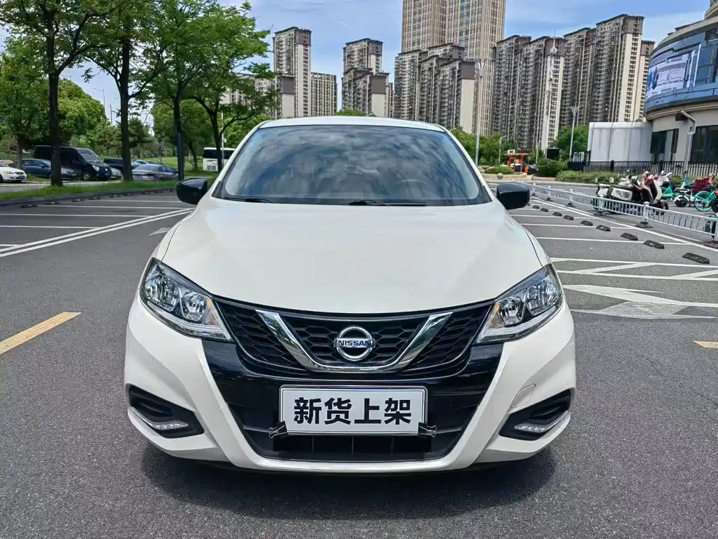 Nissan Tiida — фото 2