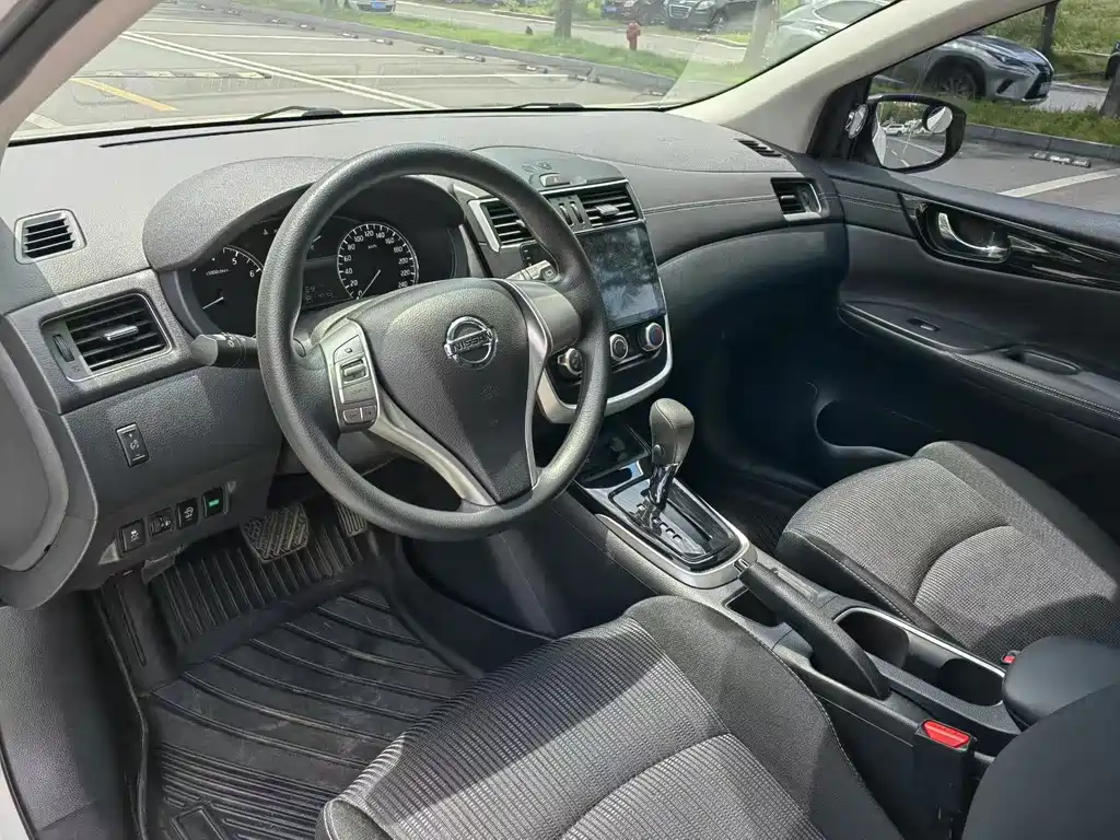 Nissan Tiida — фото 4
