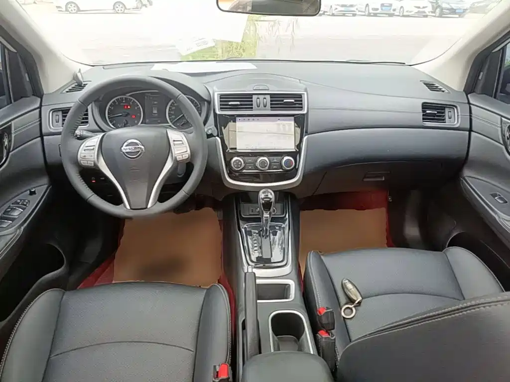 Nissan Tiida — фото 6