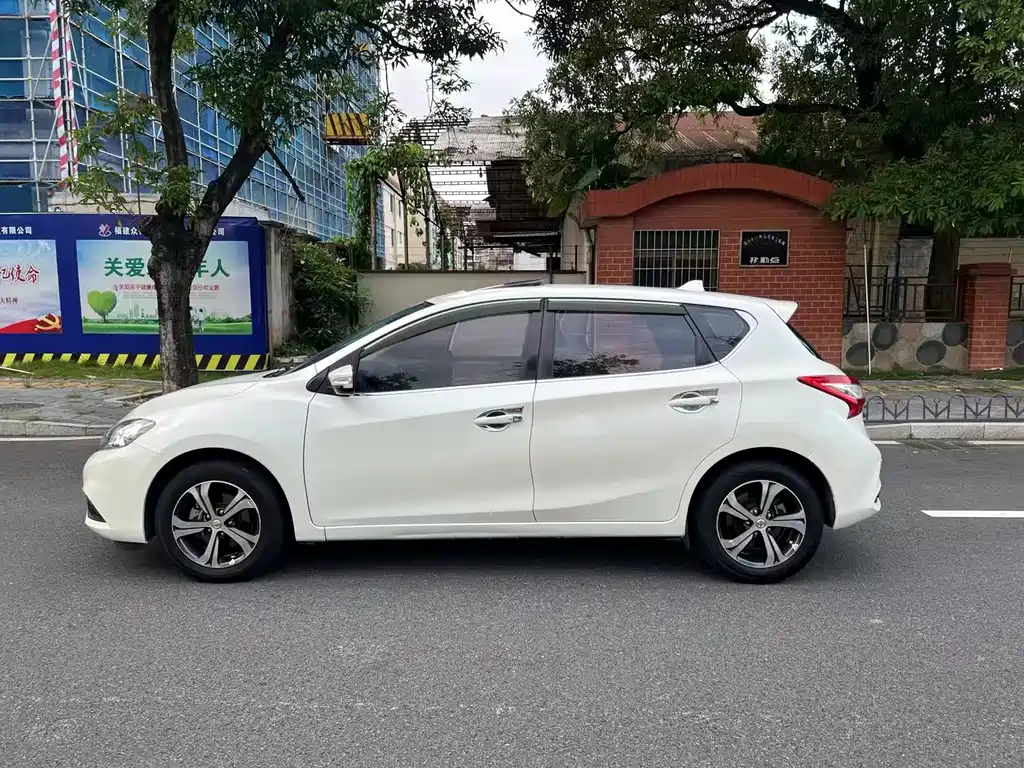Nissan Tiida — фото 7