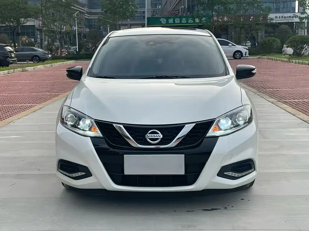 Nissan Tiida — фото 2