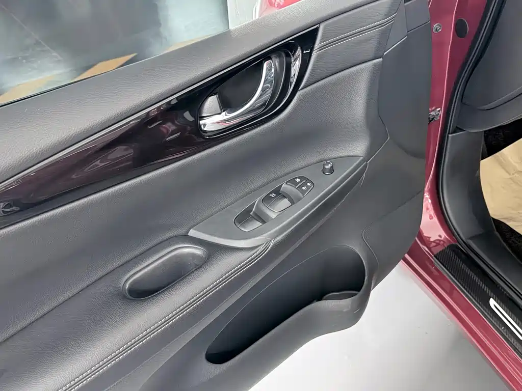 Nissan Tiida — фото 4