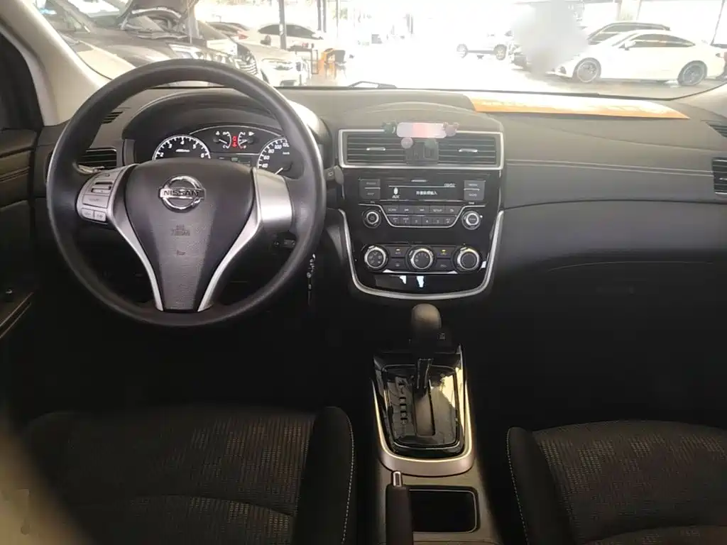 Nissan Tiida — фото 10