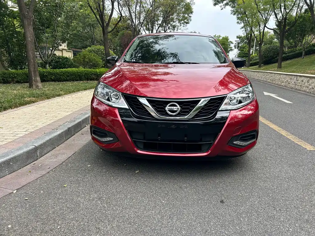 Nissan Tiida — фото 2