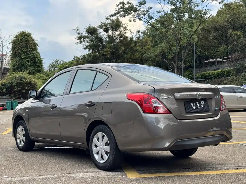 Nissan Sunny — фото 9