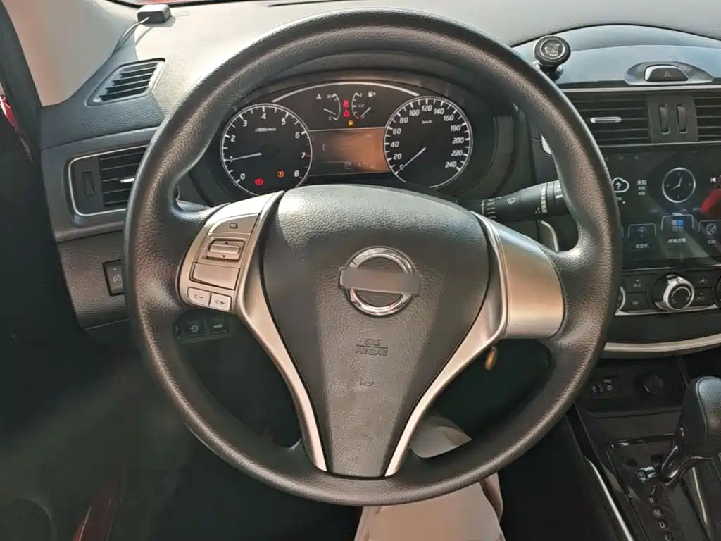Nissan Tiida — фото 11