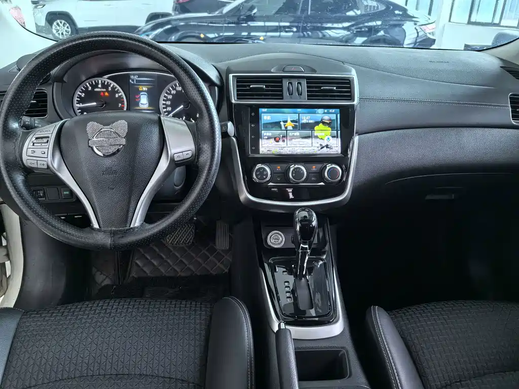 Nissan Tiida — фото 10