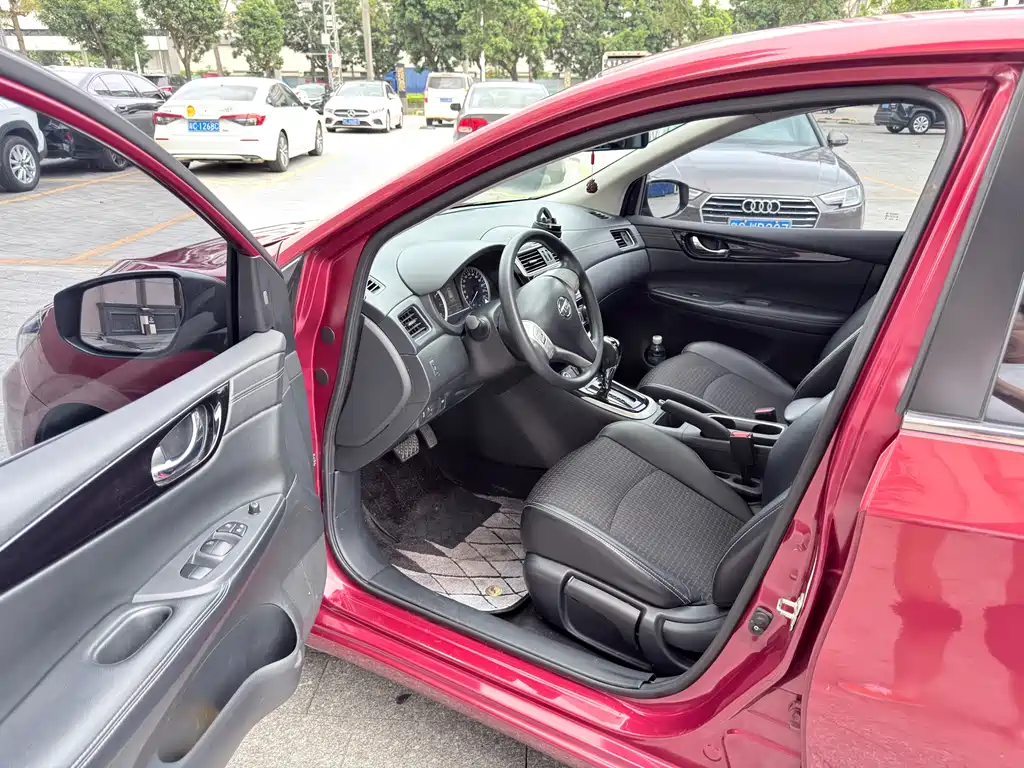 Nissan Tiida — фото 4