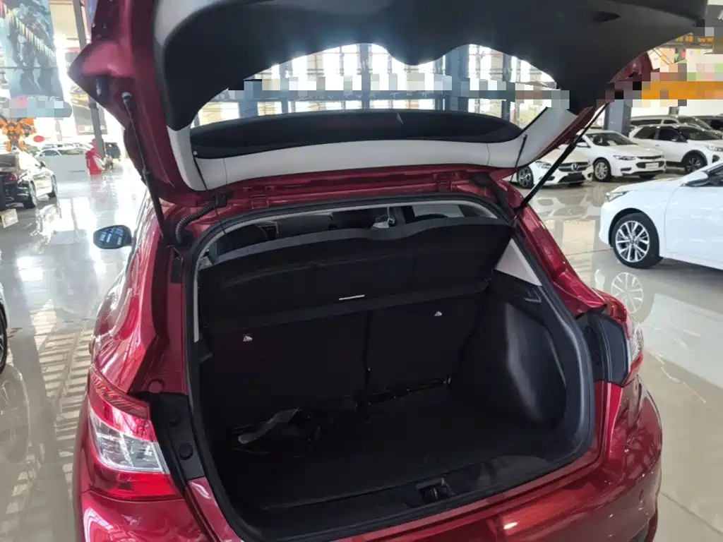 Nissan Tiida — фото 19