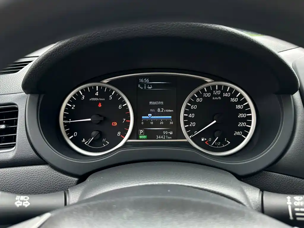 Nissan Tiida — фото 11