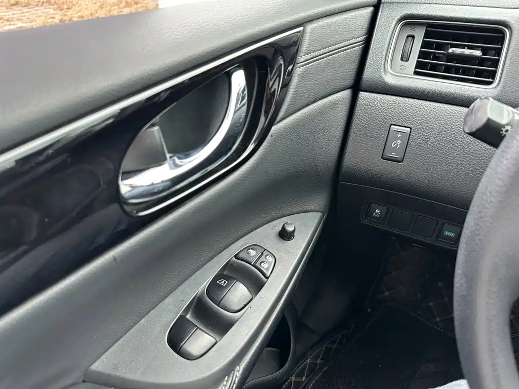 Nissan Tiida — фото 22