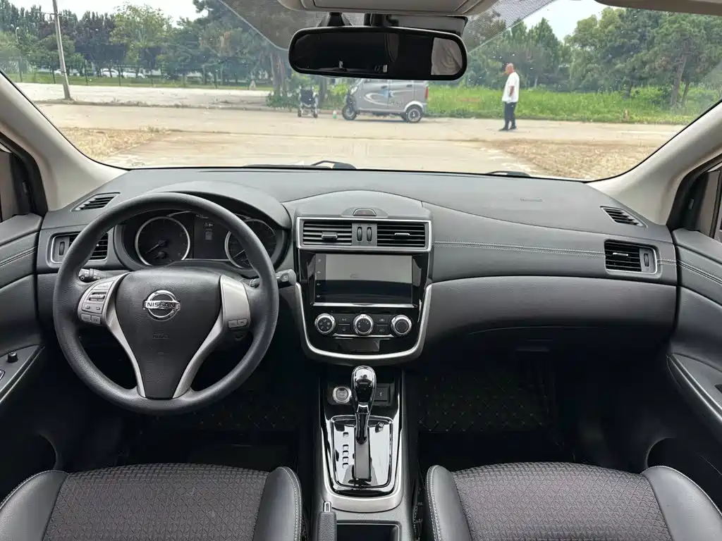 Nissan Tiida — фото 10