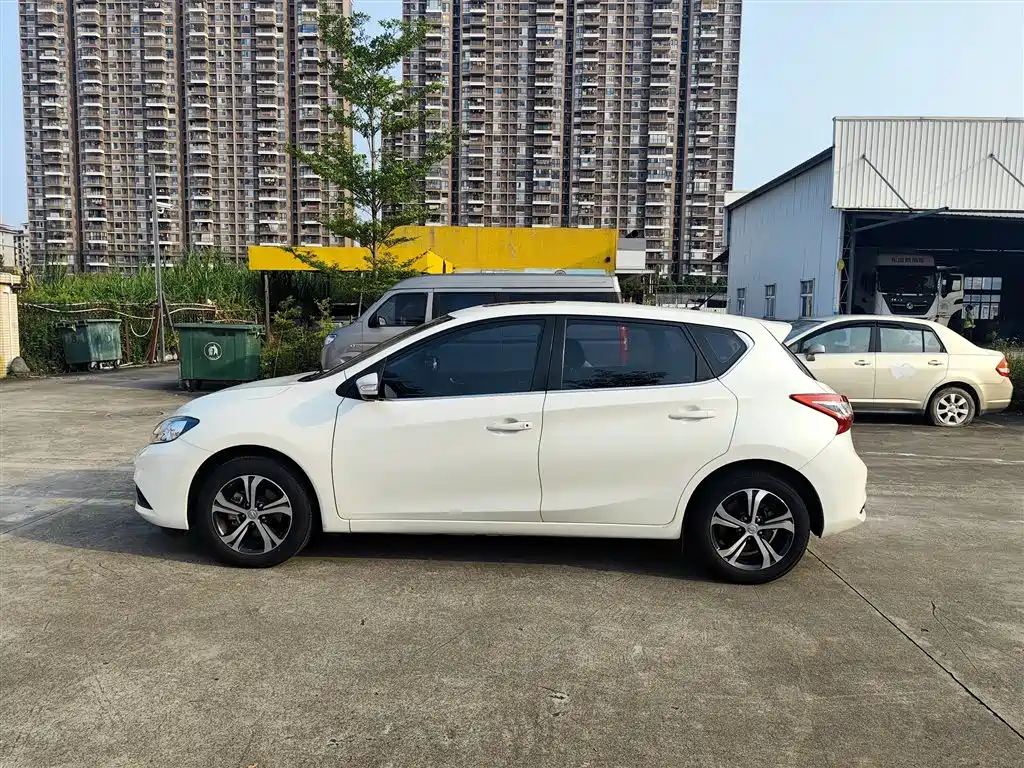 Nissan Tiida — фото 3