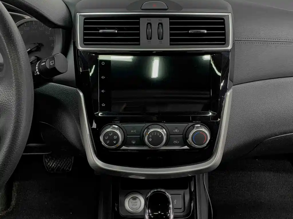 Nissan Tiida — фото 22