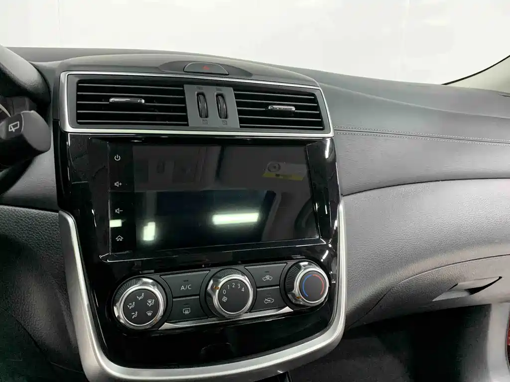 Nissan Tiida — фото 23