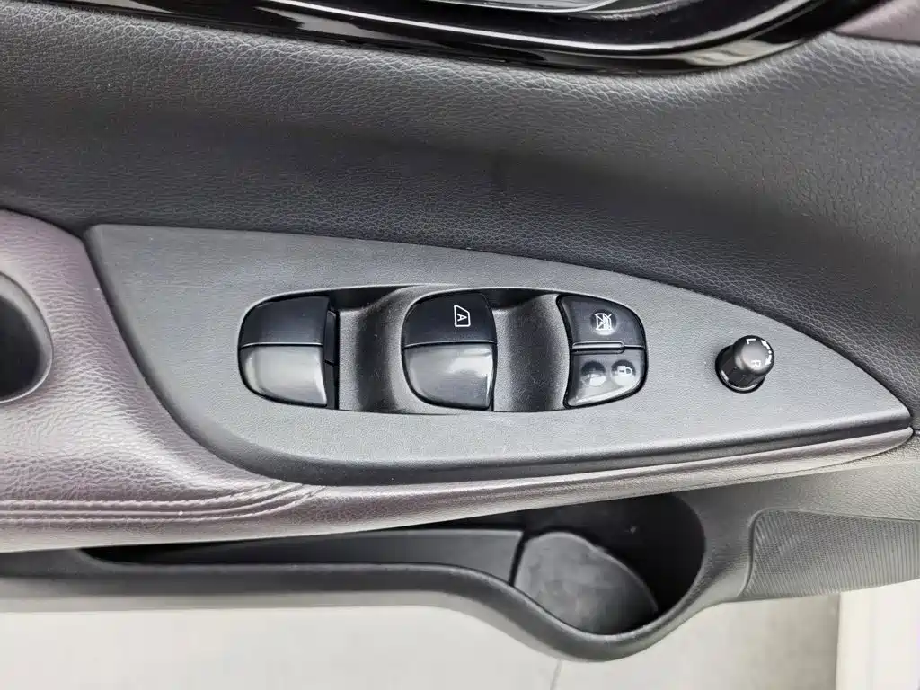 Nissan Tiida — фото 9