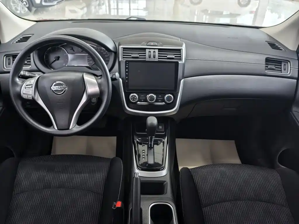 Nissan Tiida — фото 10