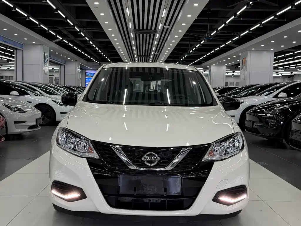 Nissan Tiida — фото 2