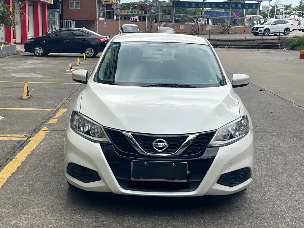 Nissan Tiida — фото 2