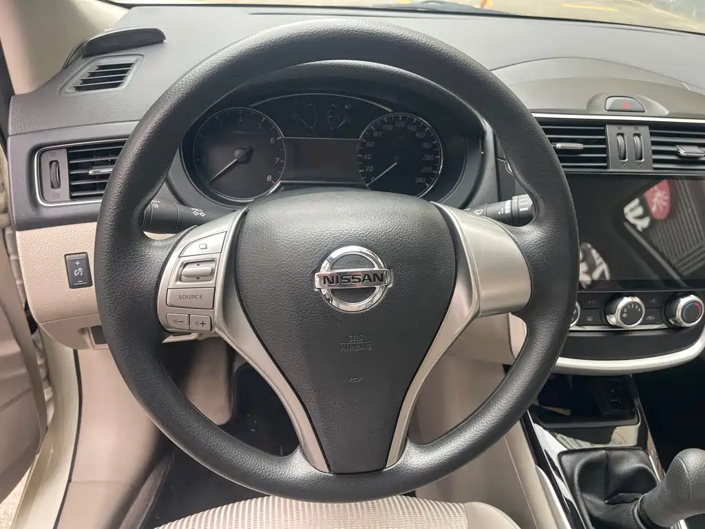 Nissan Tiida — фото 4