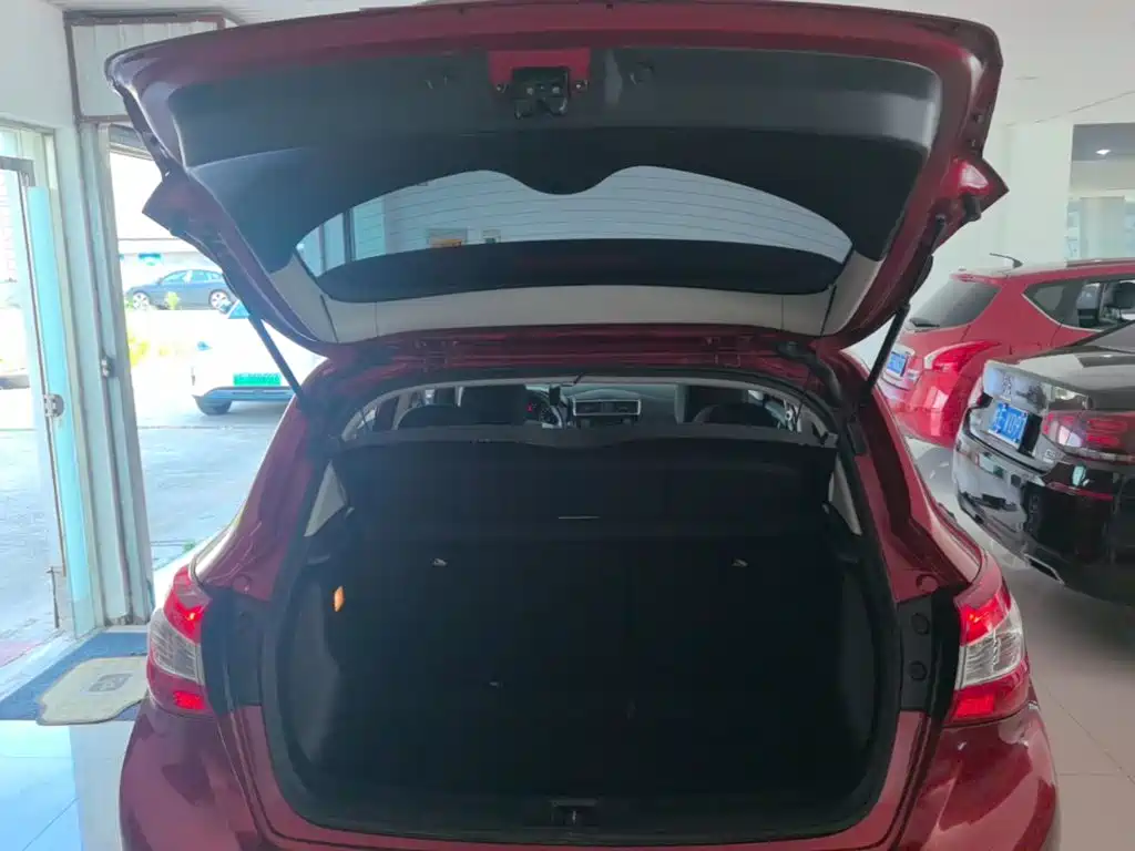 Nissan Tiida — фото 19