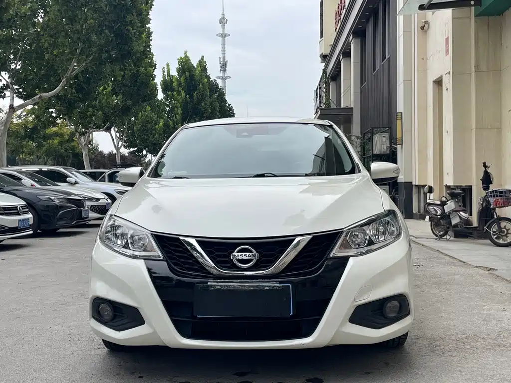 Nissan Tiida — фото 2
