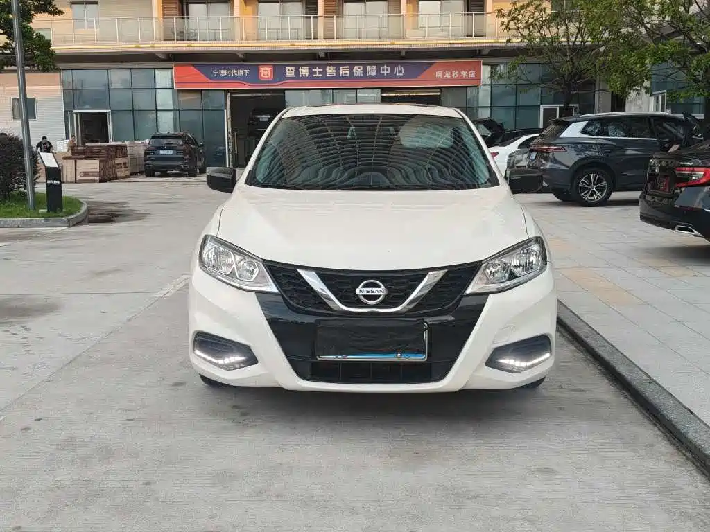 Nissan Tiida — фото 2