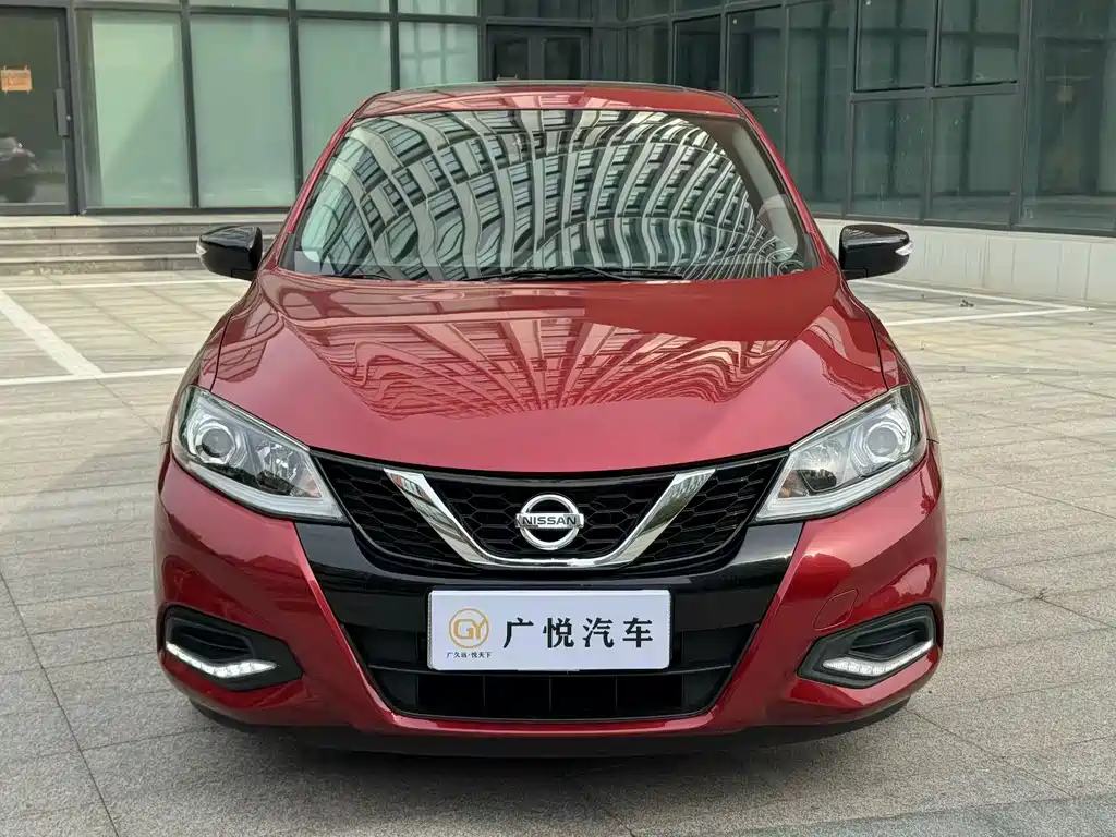 Nissan Tiida — фото 2