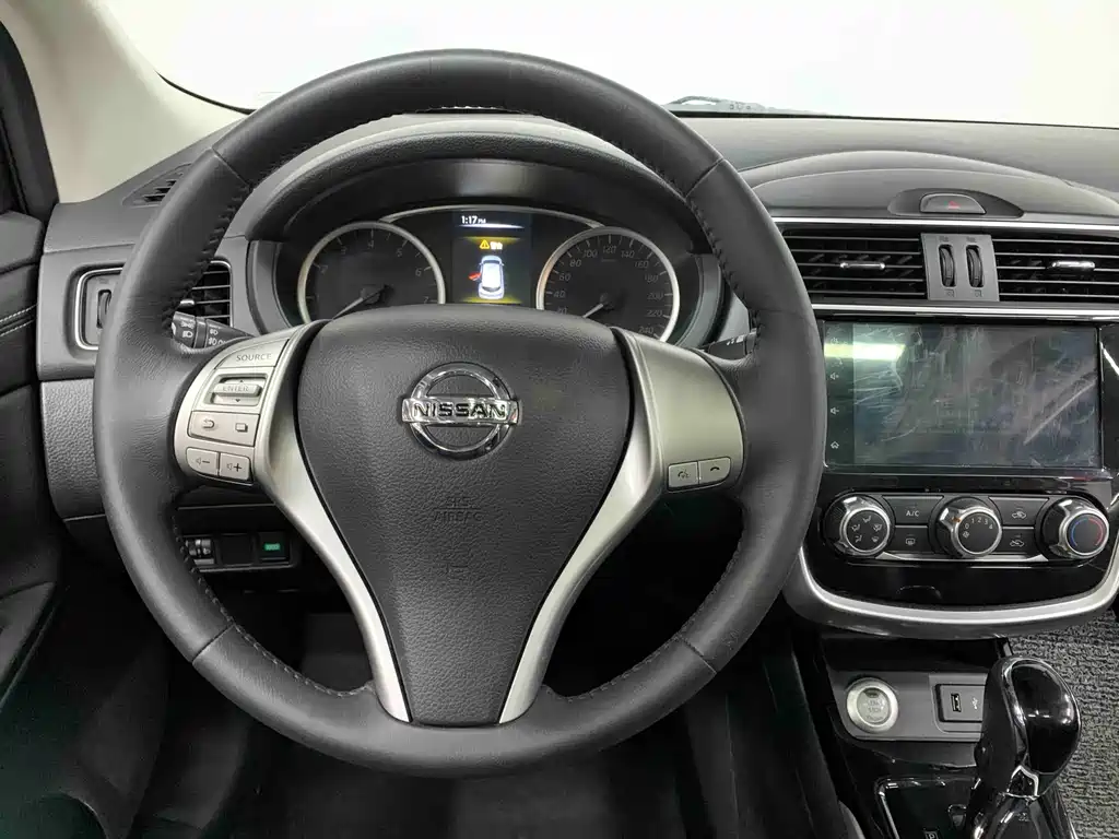 Nissan Tiida — фото 11