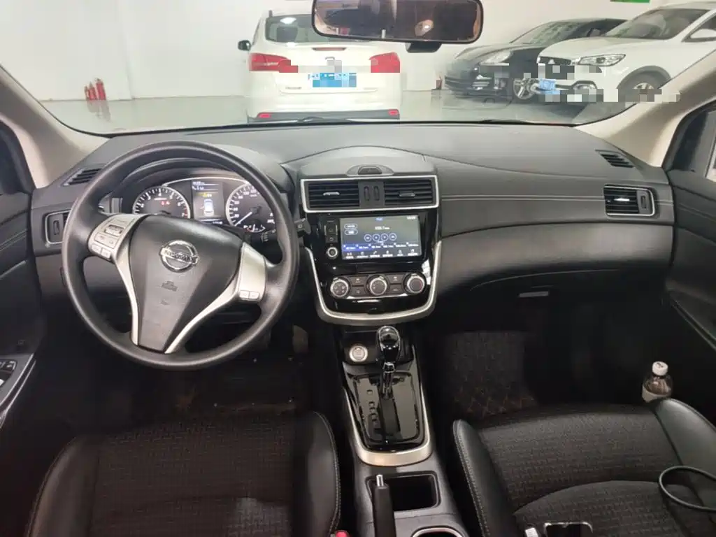 Nissan Tiida — фото 10