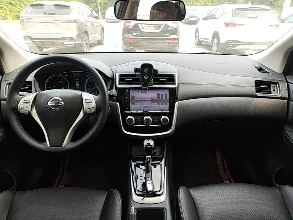 Nissan Tiida — фото 10