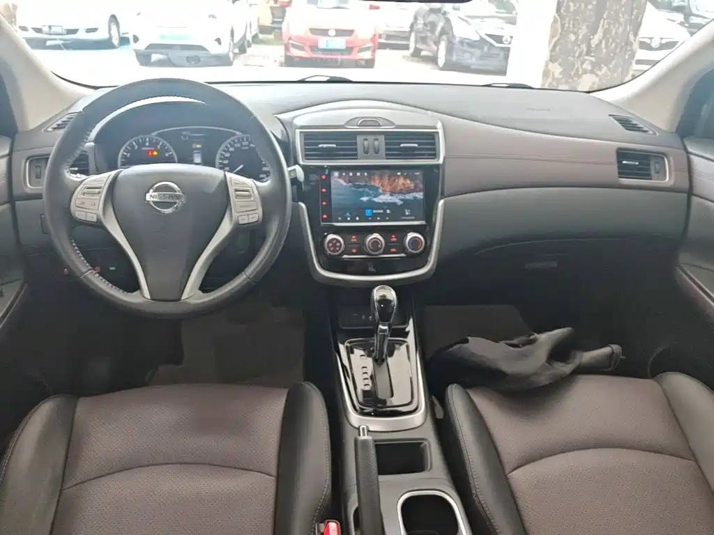 Nissan Tiida — фото 10