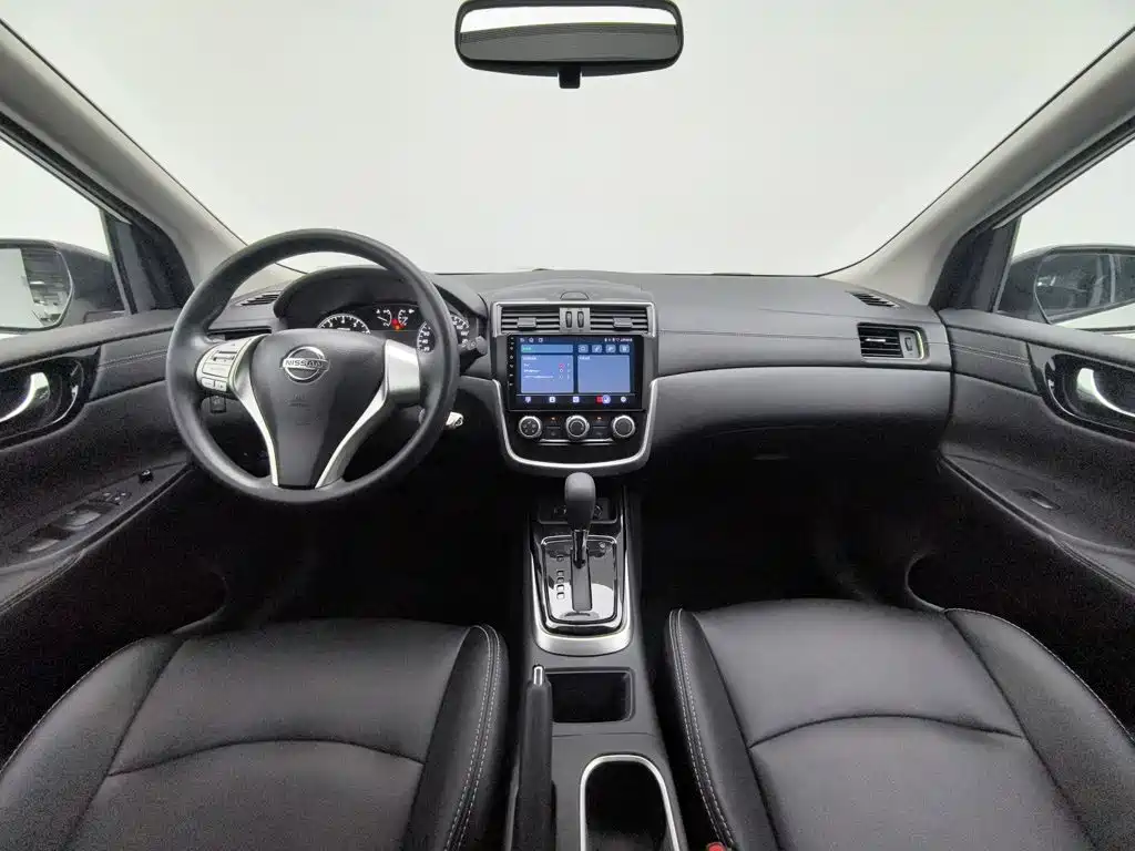 Nissan Tiida — фото 5