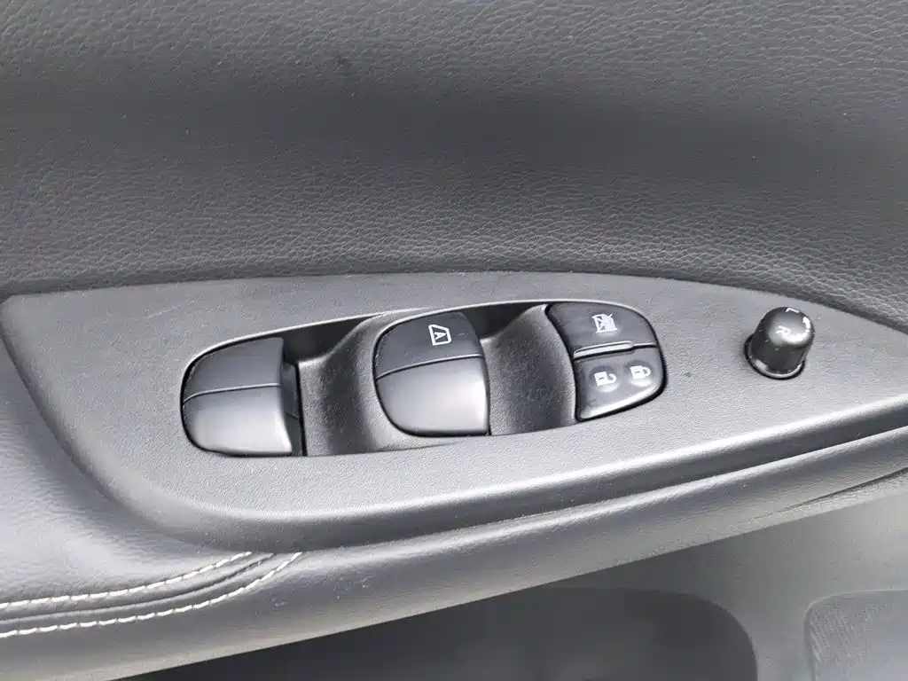 Nissan Tiida — фото 9