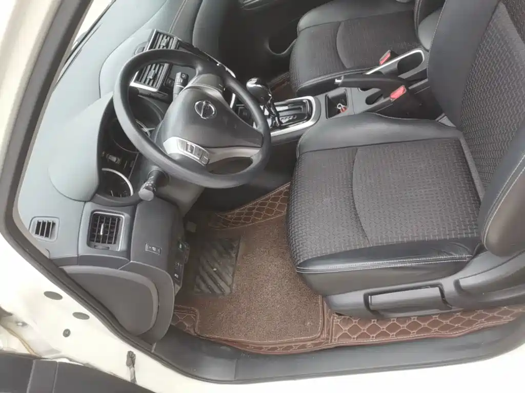 Nissan Tiida — фото 15