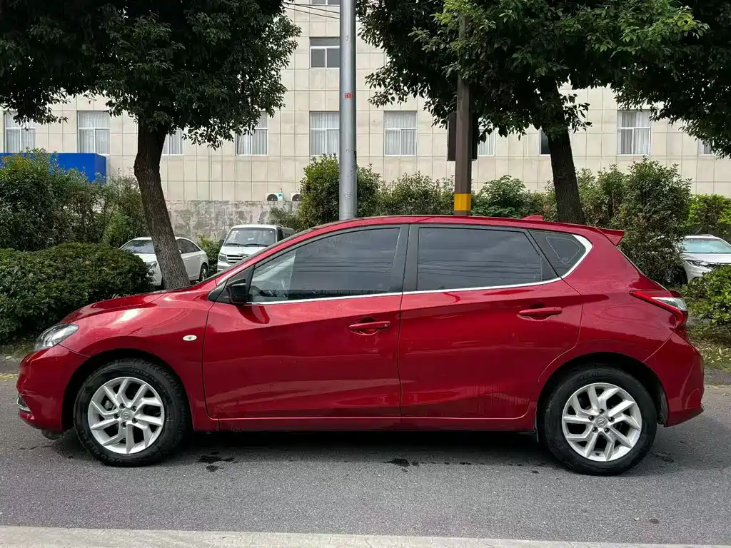 Nissan Tiida — фото 3