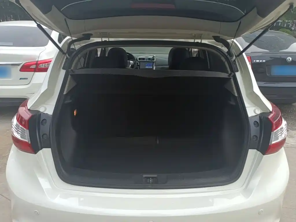 Nissan Tiida — фото 19