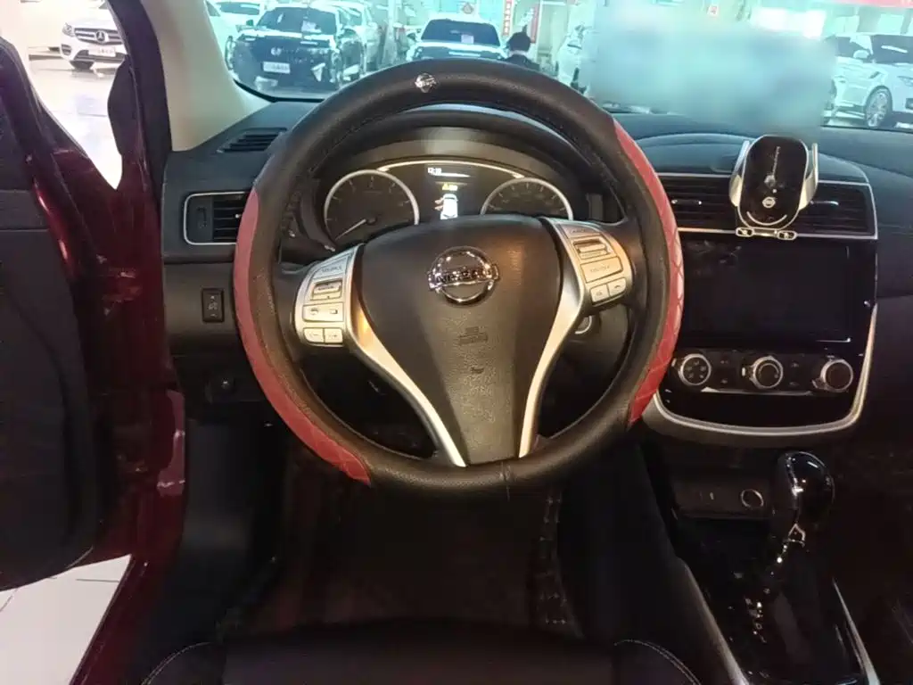 Nissan Tiida — фото 11