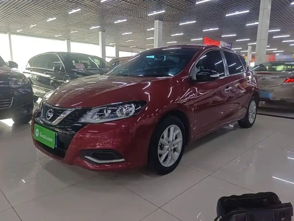 Nissan Tiida — фото 1