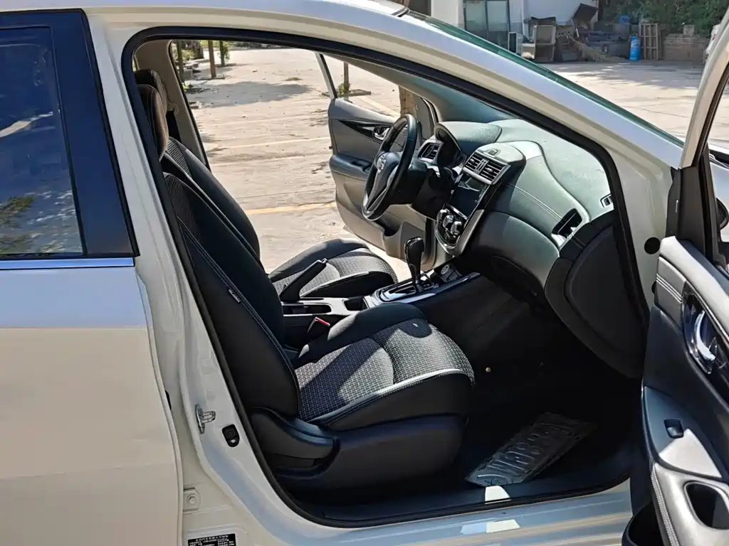 Nissan Tiida — фото 11