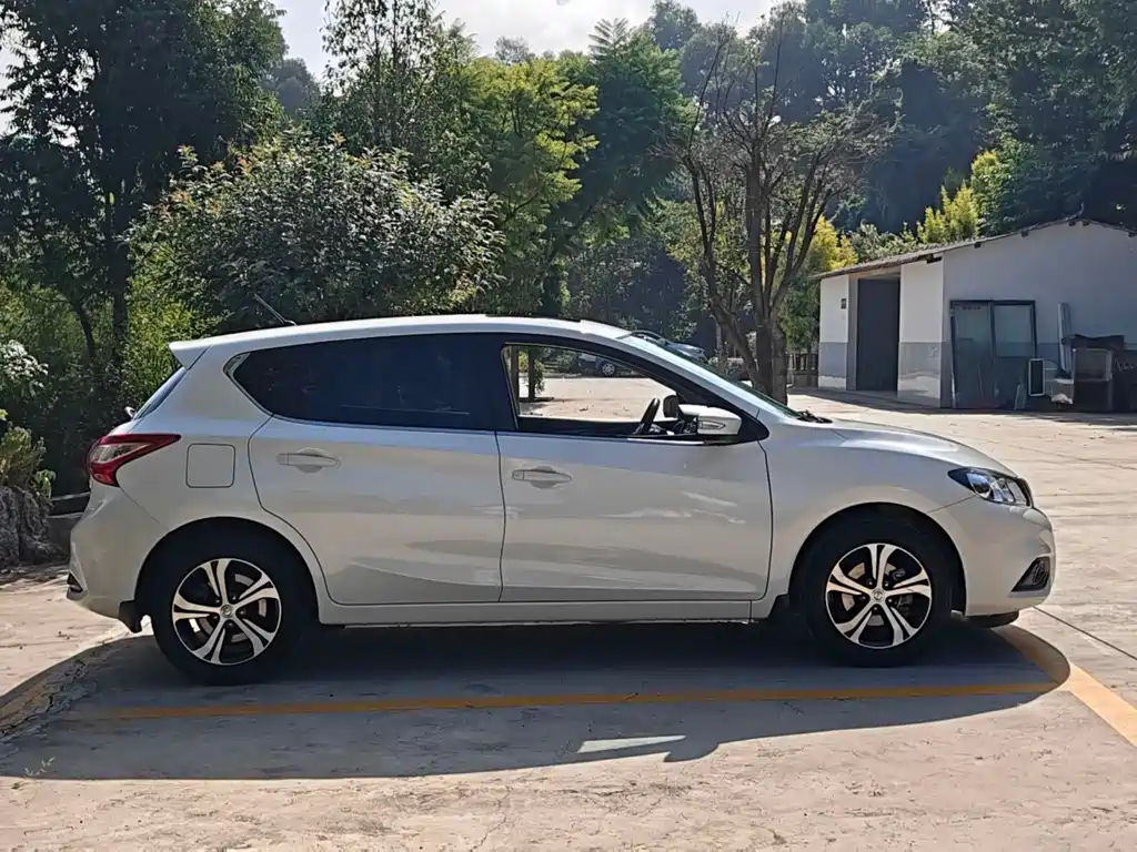 Nissan Tiida — фото 4