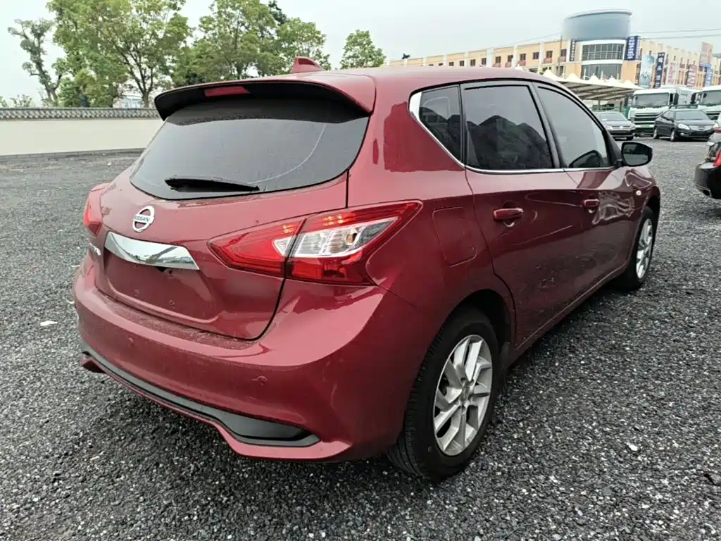 Nissan Tiida — фото 7