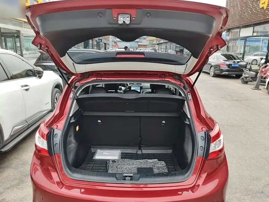 Nissan Tiida — фото 19