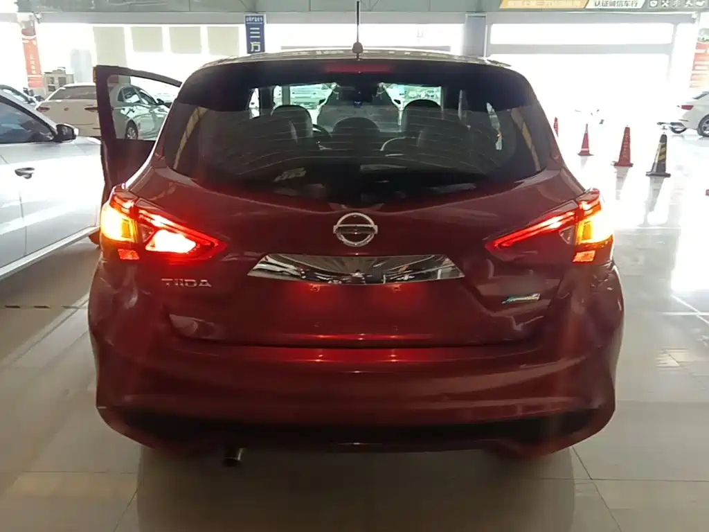 Nissan Tiida — фото 6