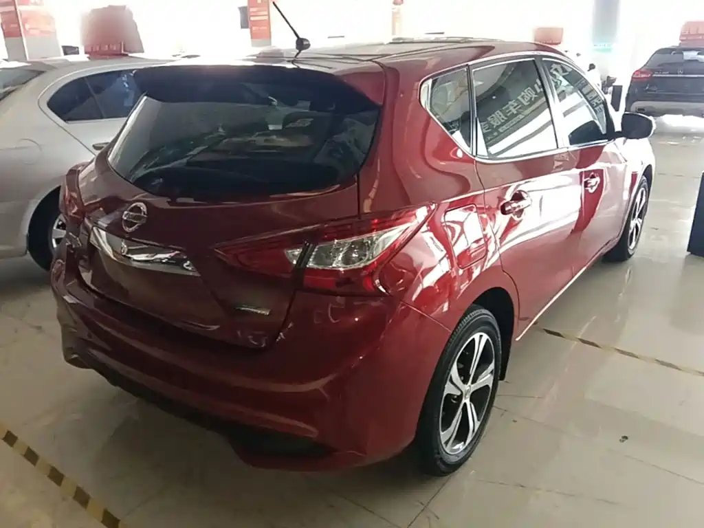 Nissan Tiida — фото 7