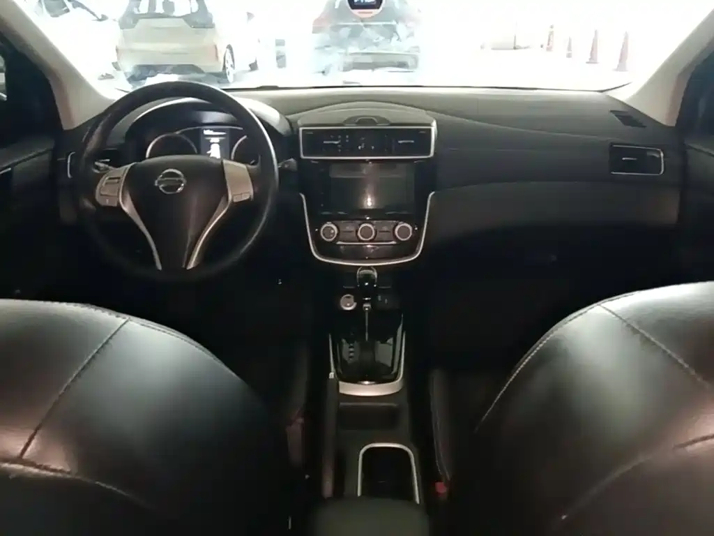 Nissan Tiida — фото 10